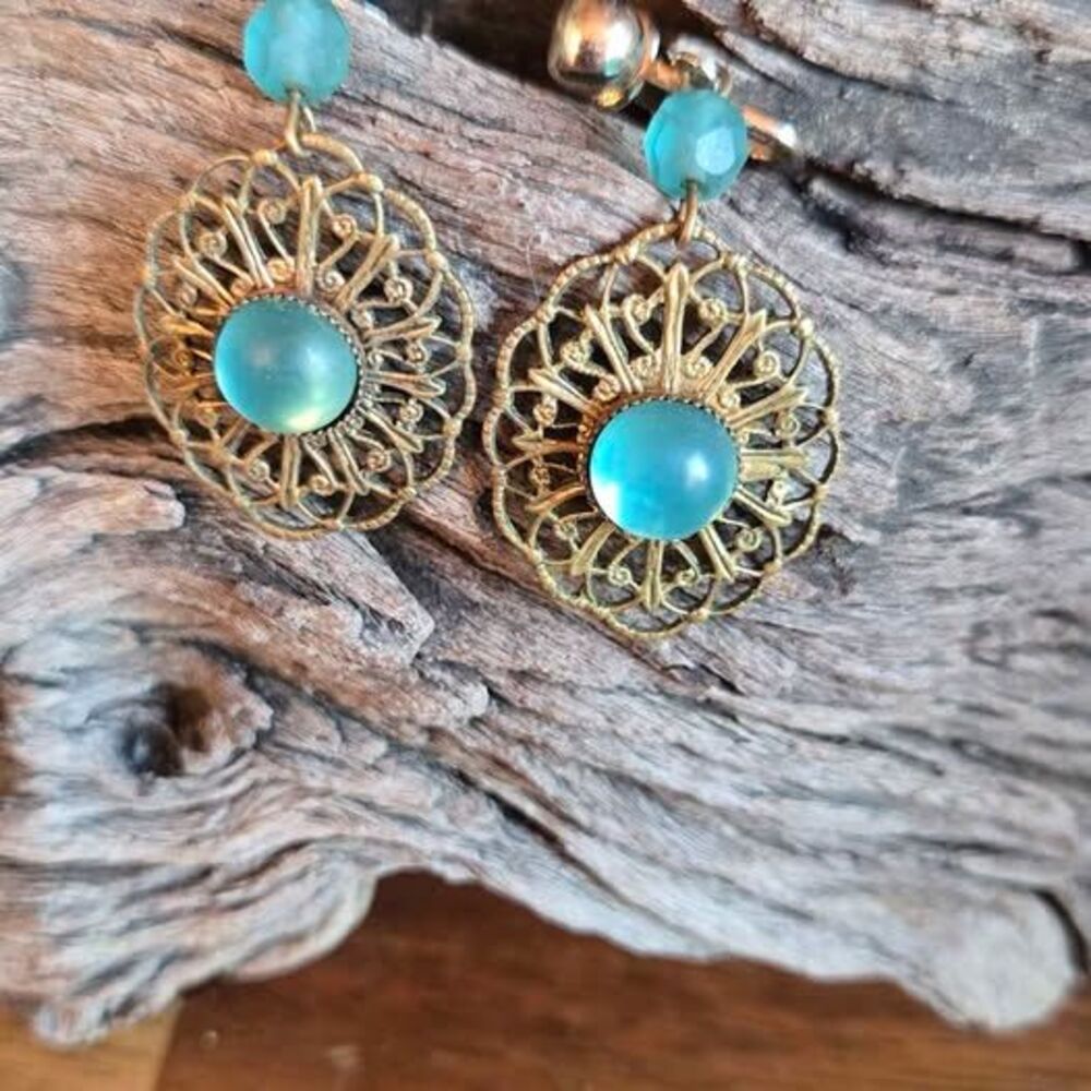 POER000008 | Antique Gold-Tone & Frosted Blue Glass Clip-On Earrings